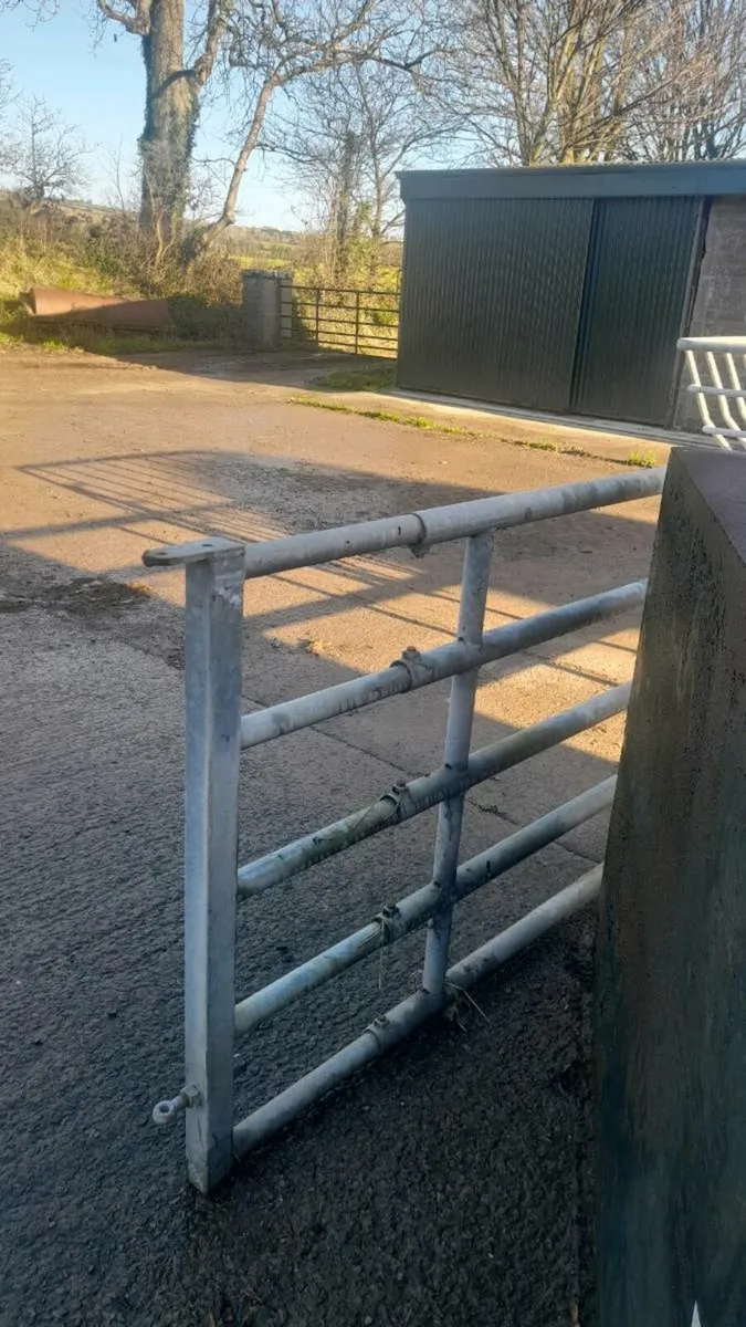 Hay feeder gate - Image 3