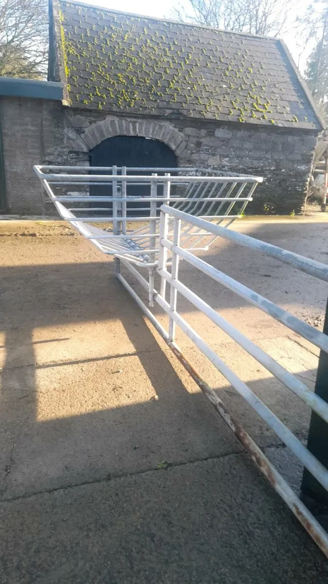Hay feeder gate - Image 4