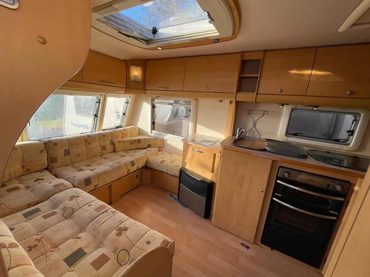 Fixed bed caravan - Image 2