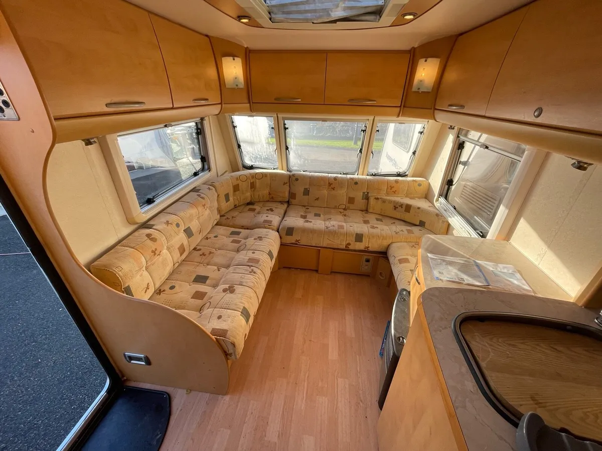 Fixed bed caravan - Image 3