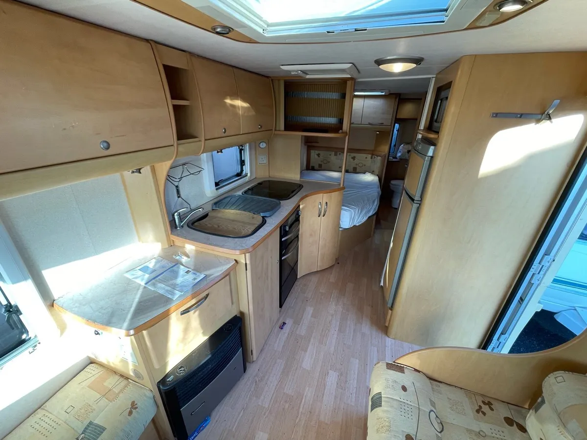 Fixed bed caravan - Image 4