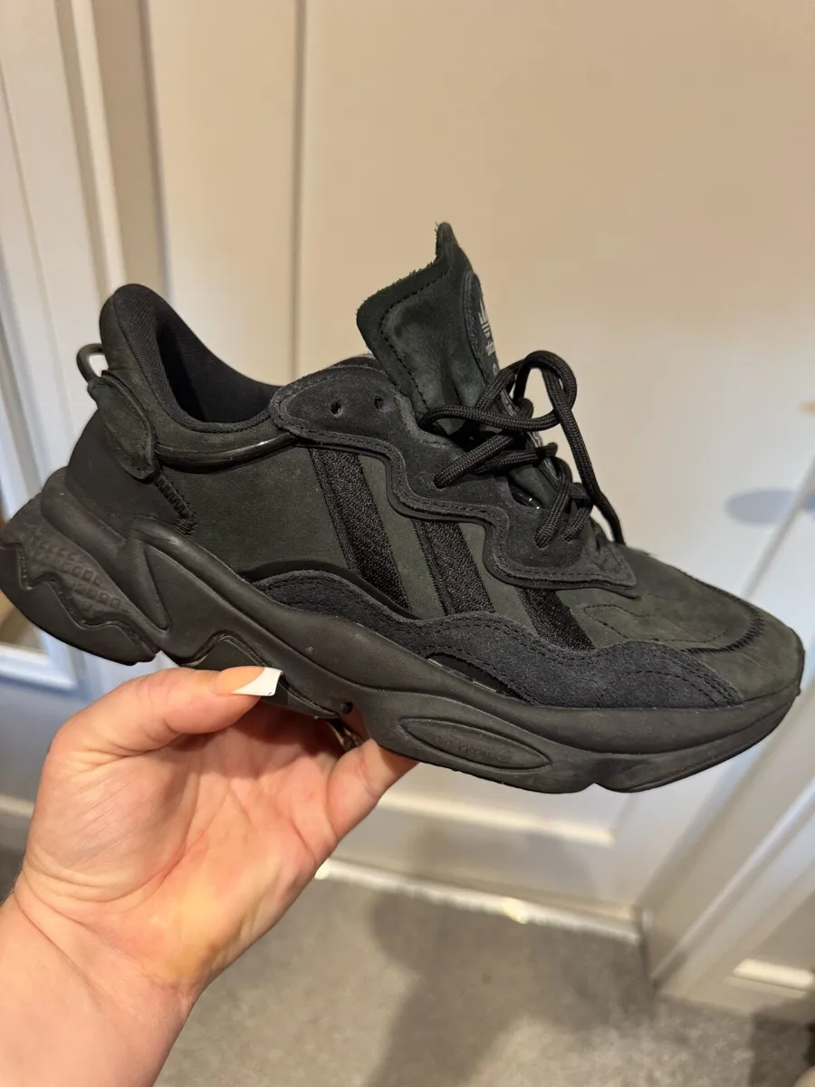 Ladies Adidas runners - barely worn. Size 5 - Image 3