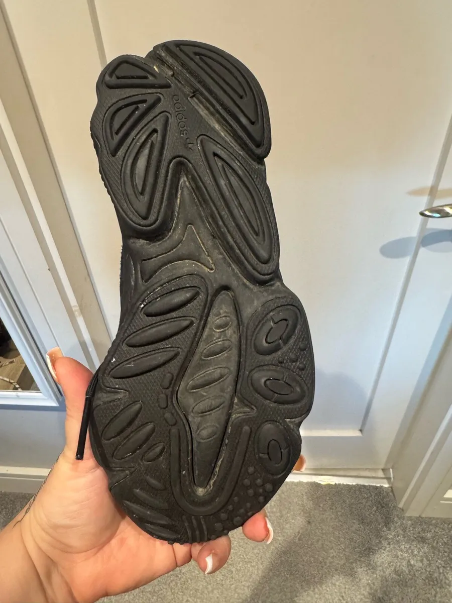 Ladies Adidas runners - barely worn. Size 5 - Image 4