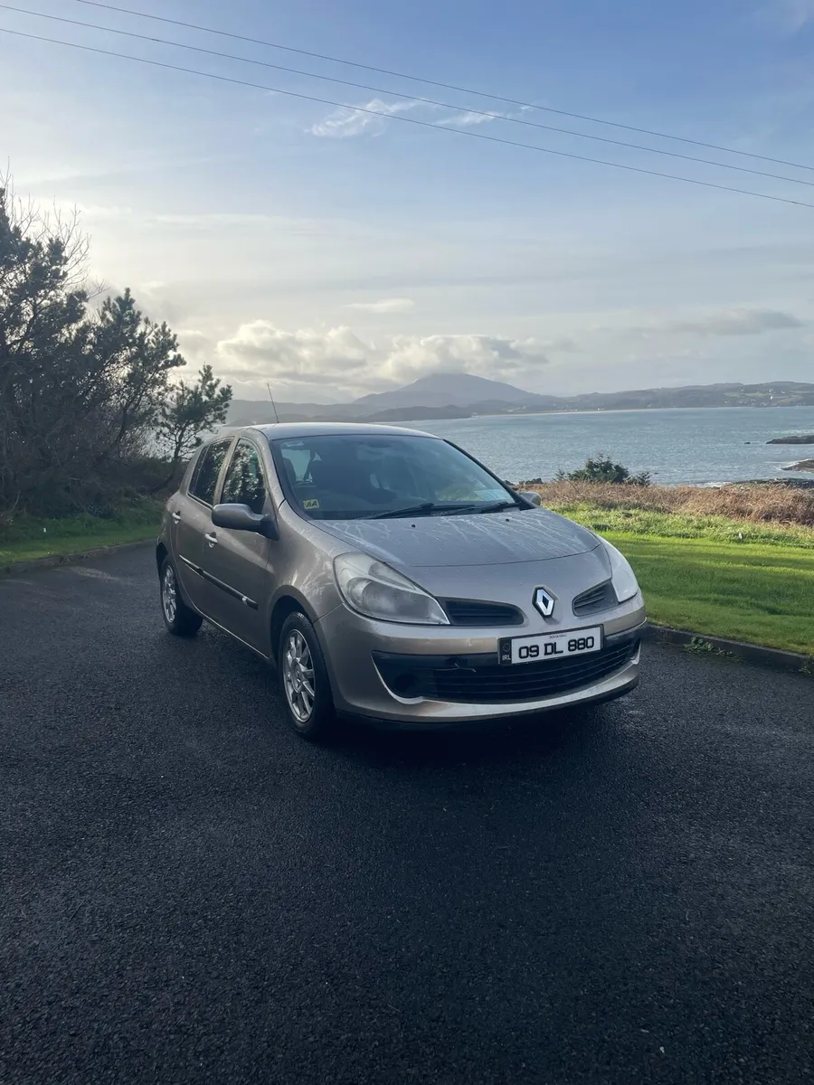 09 Gold Renault Clio - Image 1