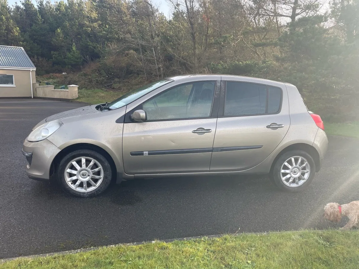 09 Gold Renault Clio - Image 4