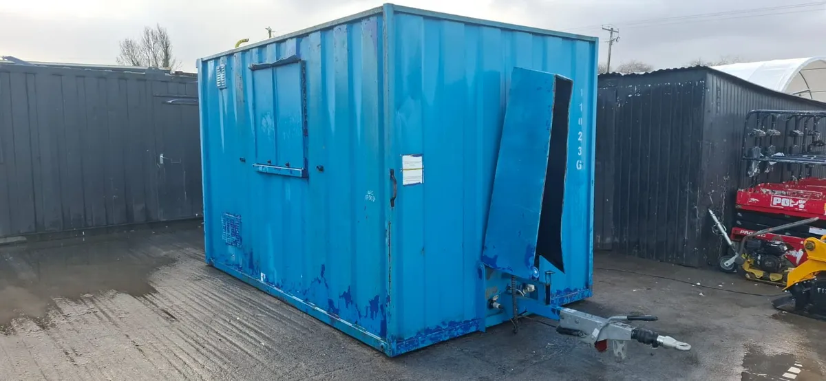 Single Axle Blue Welfare Unit - Image 1