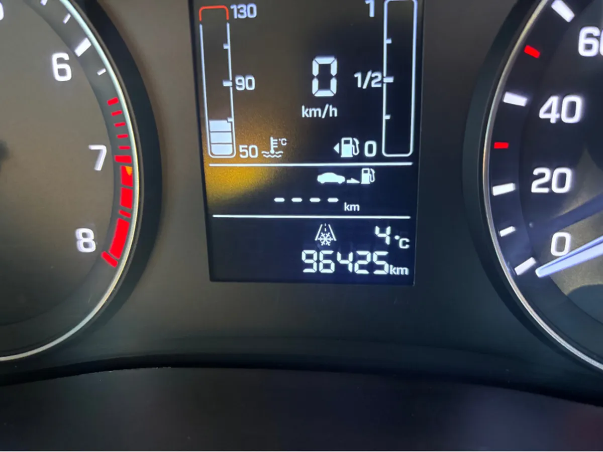 Hyundai i20 PETROL DELUXE 5DR - Image 2