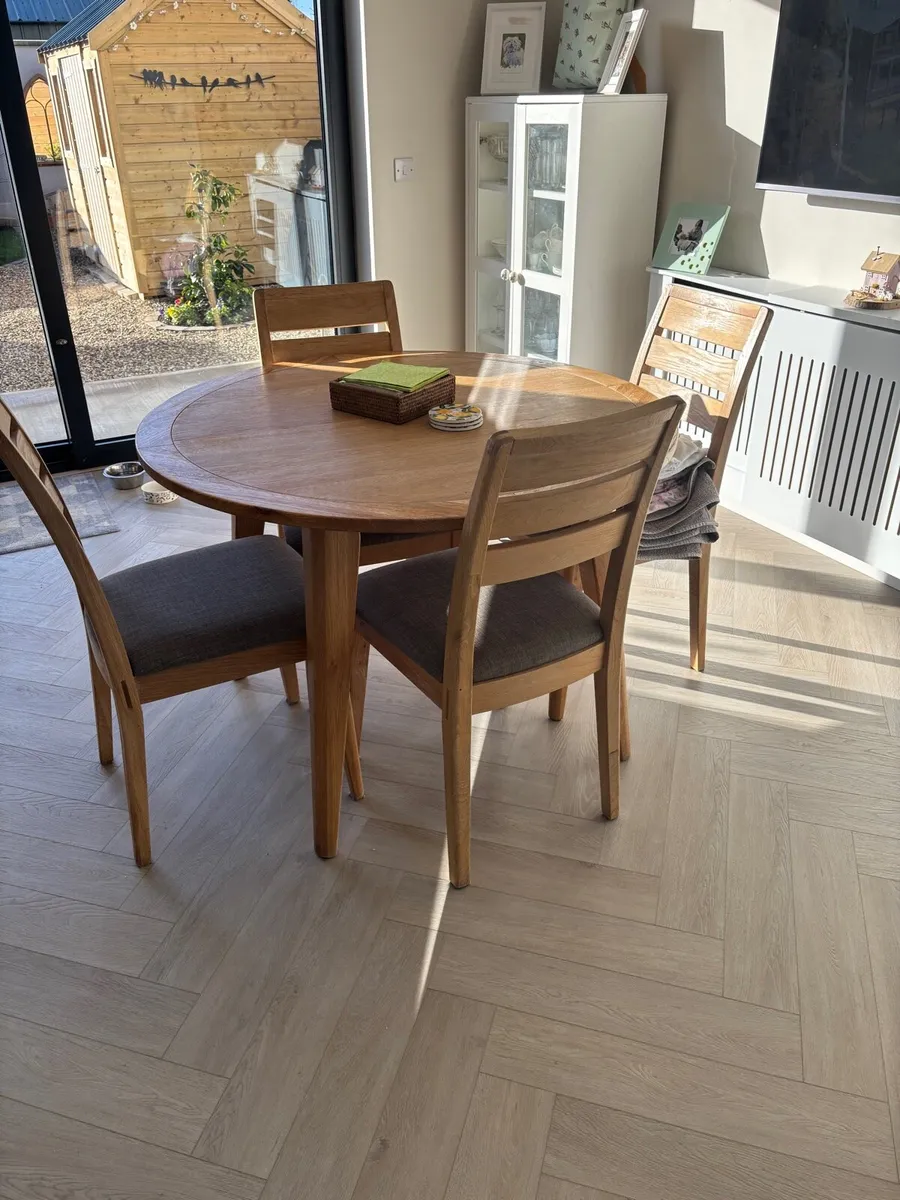 Light Oak round table & 4 chairs - Image 1