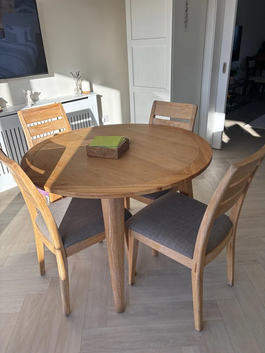 Light Oak round table & 4 chairs - Image 2