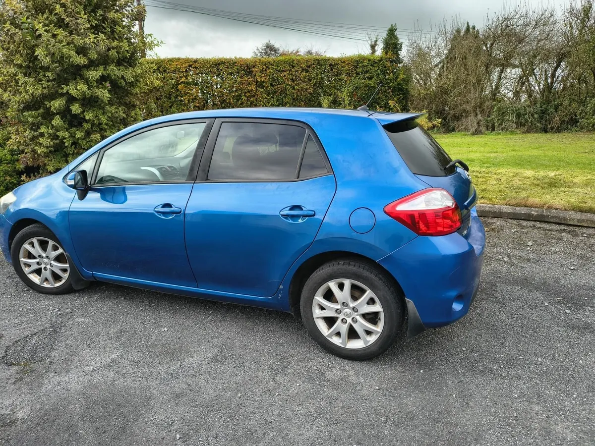 Toyota Auris 2012 - Image 2