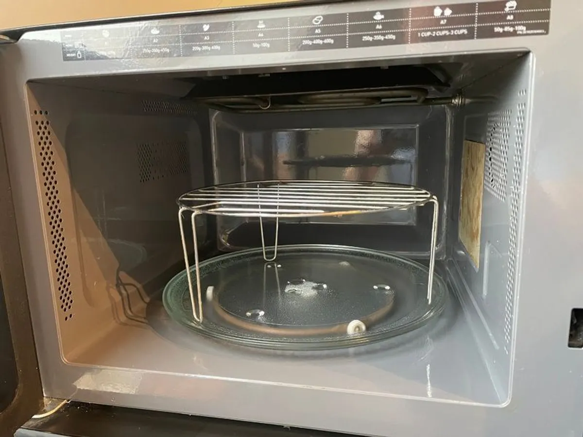 Hotpoint Microwave 23L - Image 2