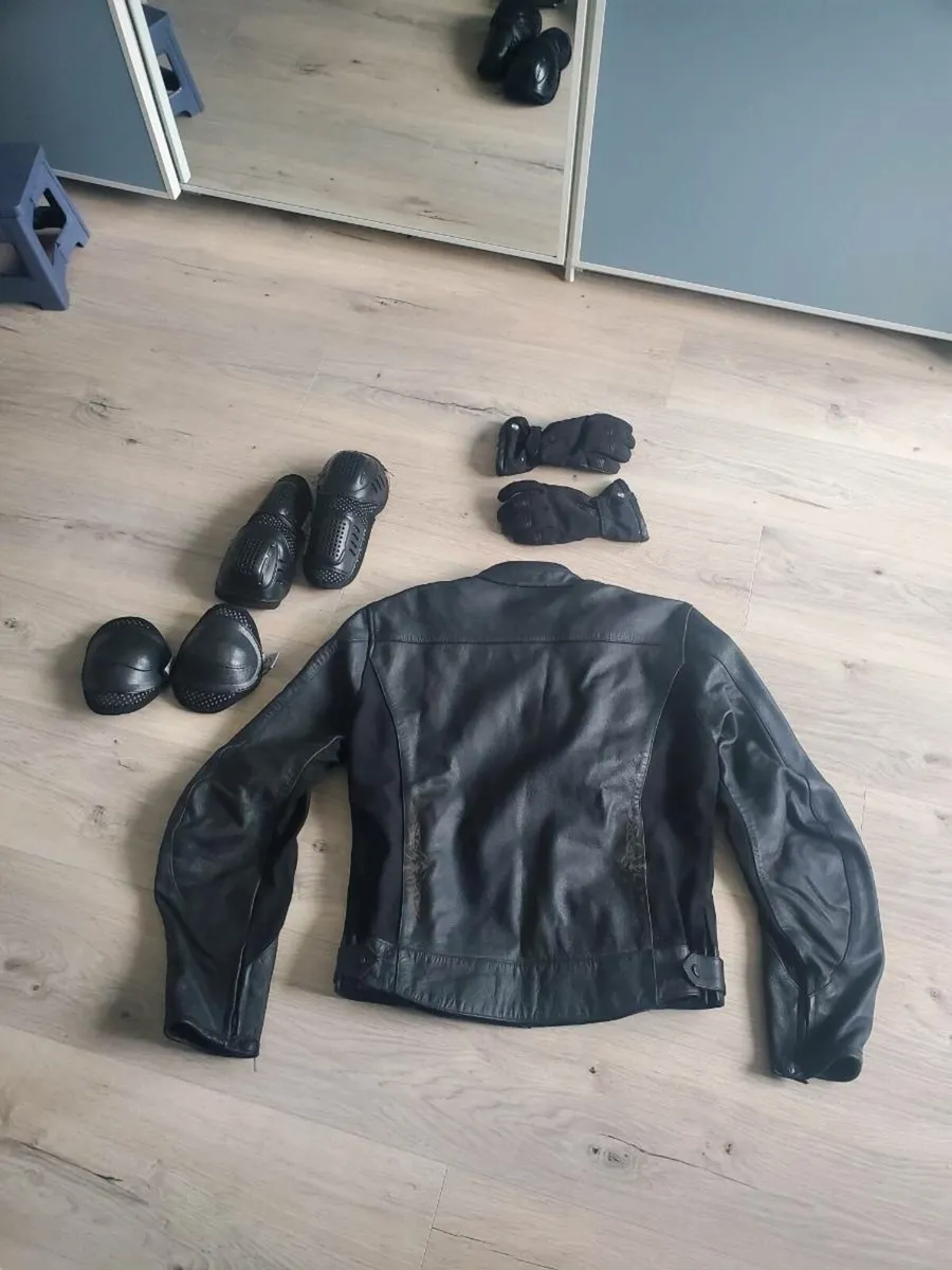 Ladies bering small leather biker jacket - Image 2