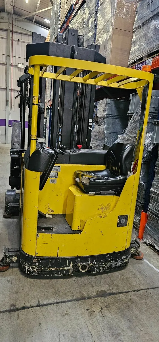 Hyster T1.2 VNA Electric Forklift - Image 1