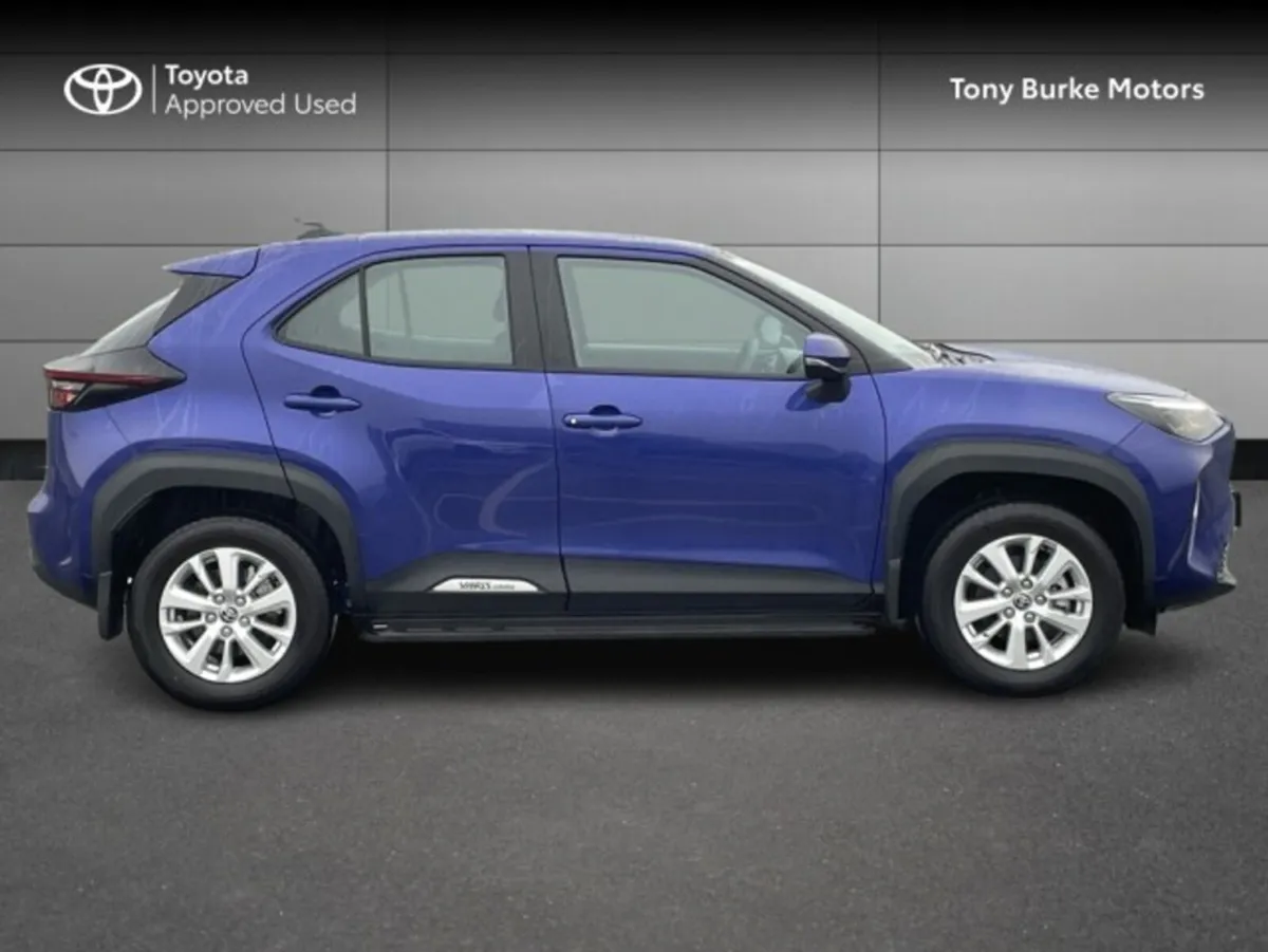 Toyota Yaris Cross - Save EUR 3,350 - Luna + Side - Image 3