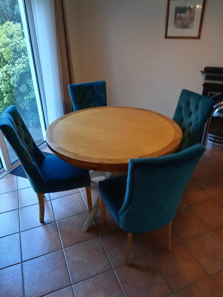Kitchen table and chairs. - Image 3