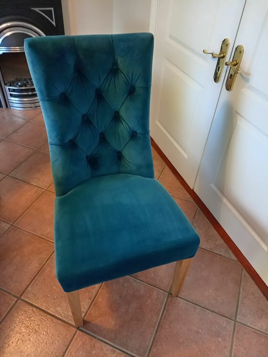 Kitchen table and chairs. - Image 4