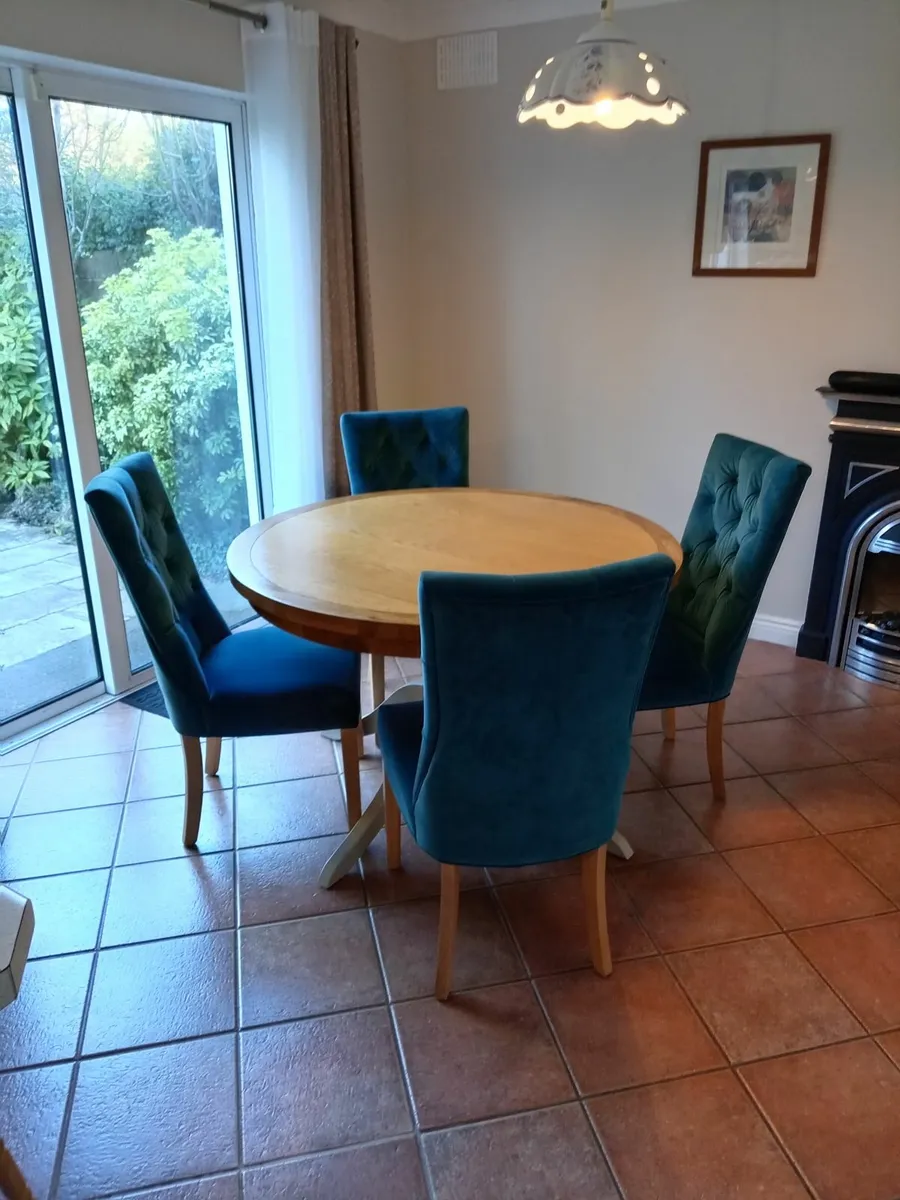 Kitchen table and chairs. - Image 1