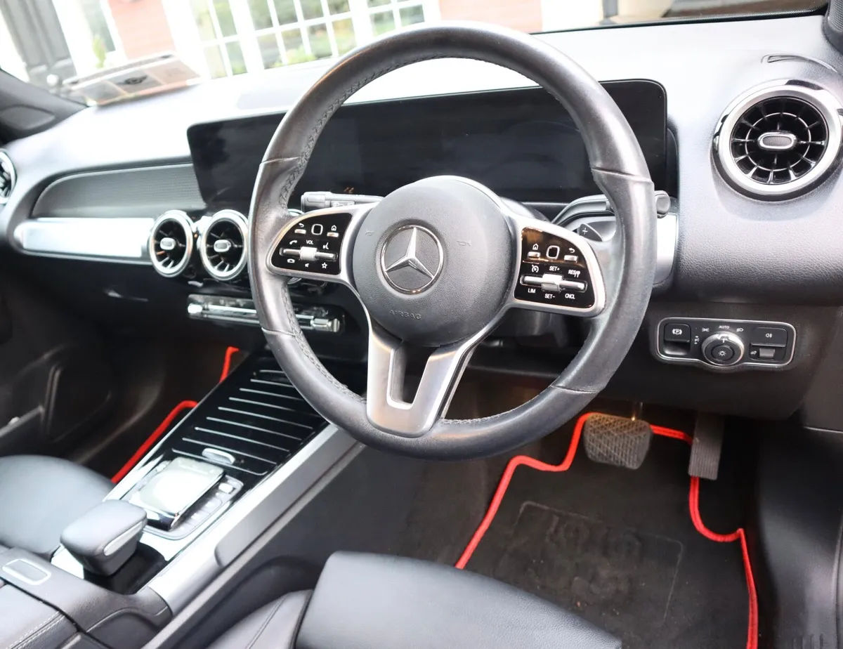 Mercedes-Benz GLB 2022 200D Progressive 5 Seats - Image 2