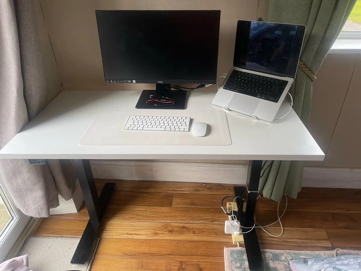 Sit/stand desk - Image 1