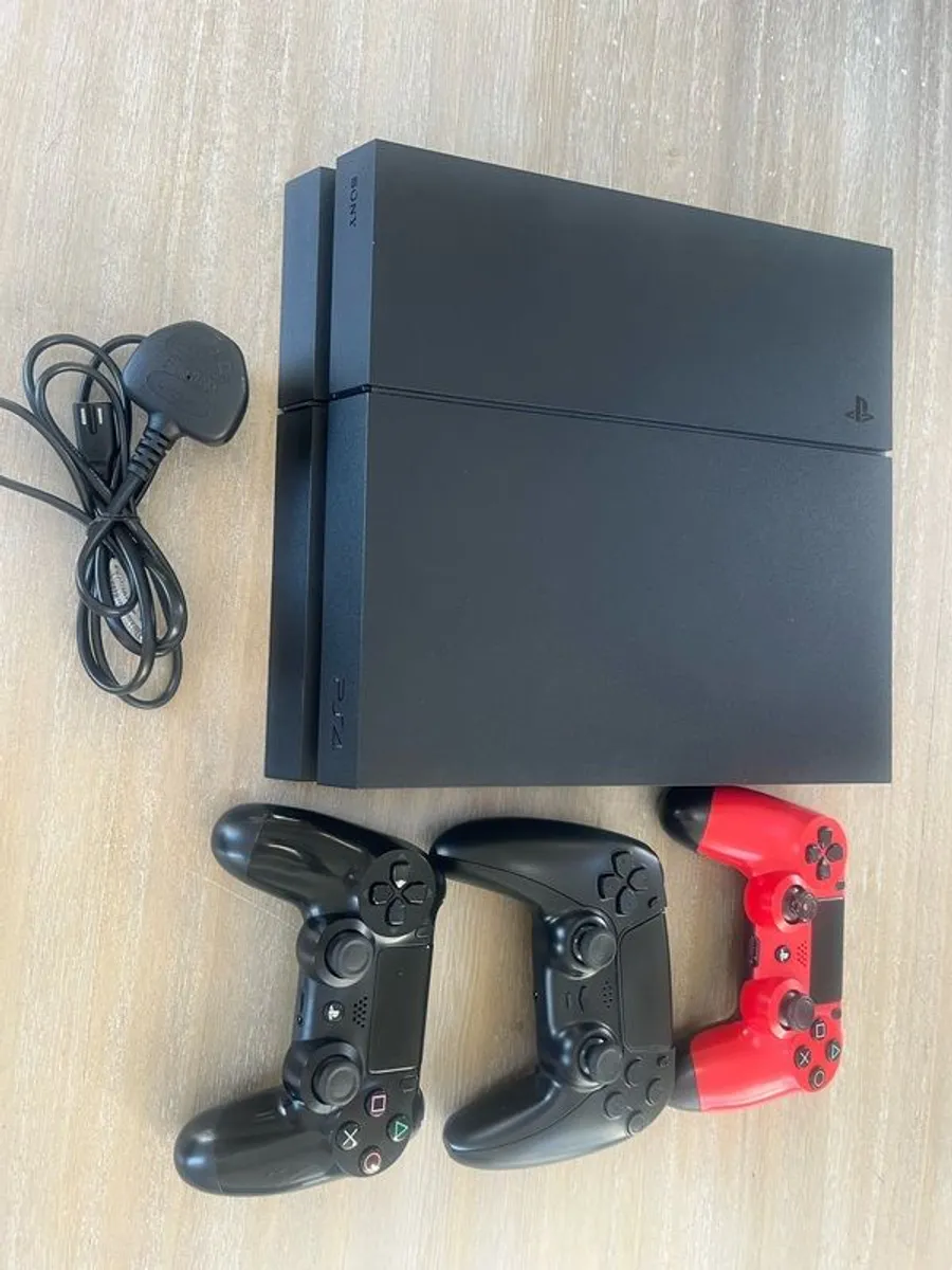 PS4 with 3 controllers and 1 game - Image 1