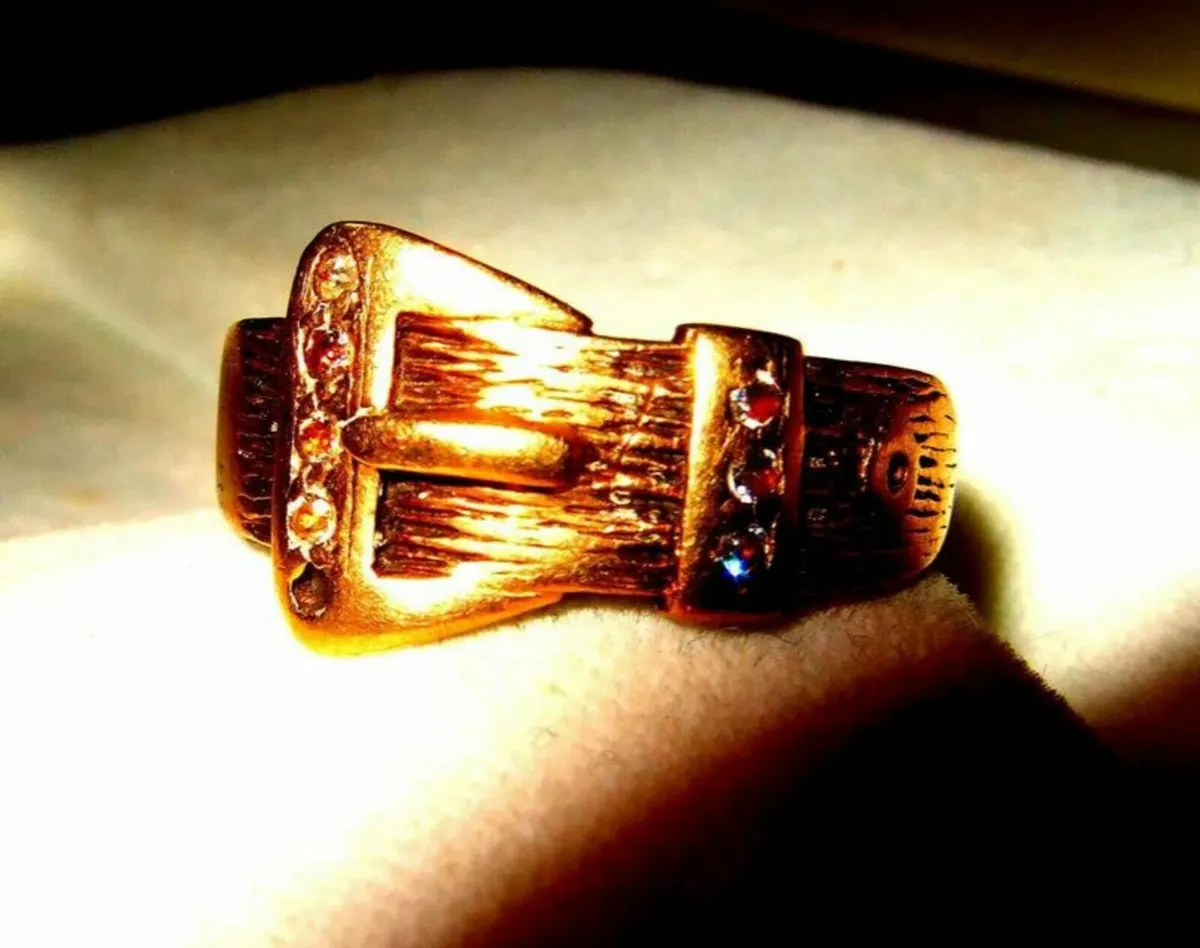 Vintage 9ct Gold/Diamond 'Buckle Ring' - Image 2