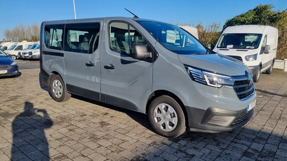 241 RENAULT TRAFIC  9 SEATER 13K MILES - Image 4