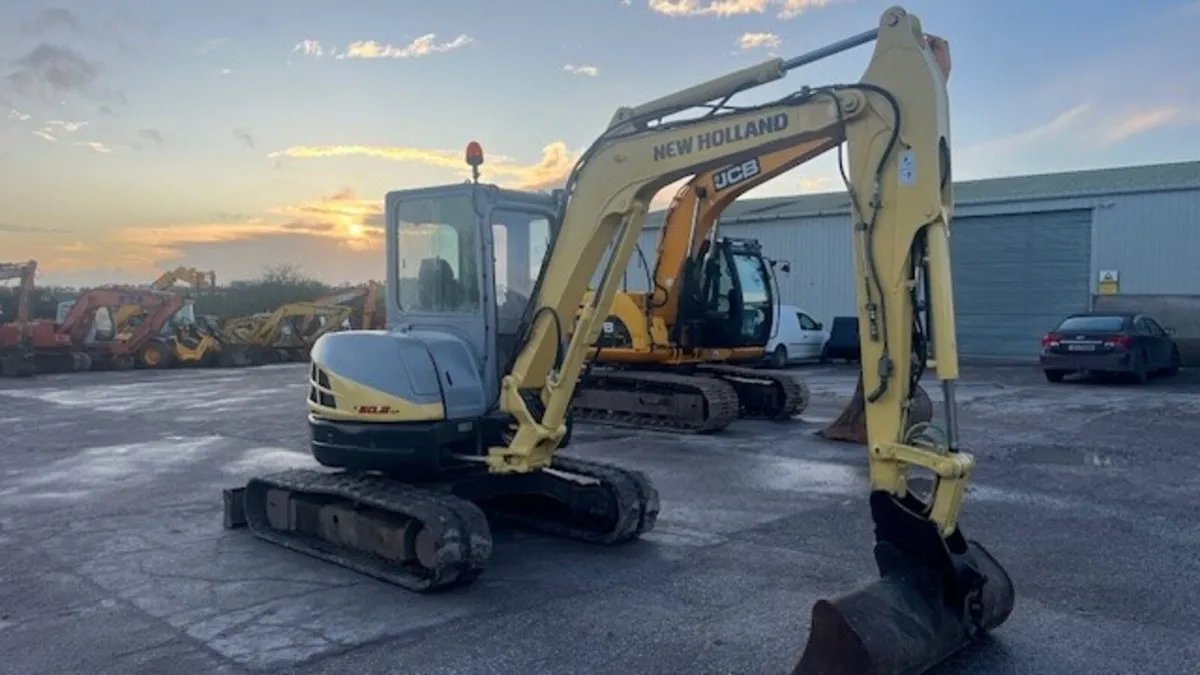 2011 New Holland E50 - Image 4