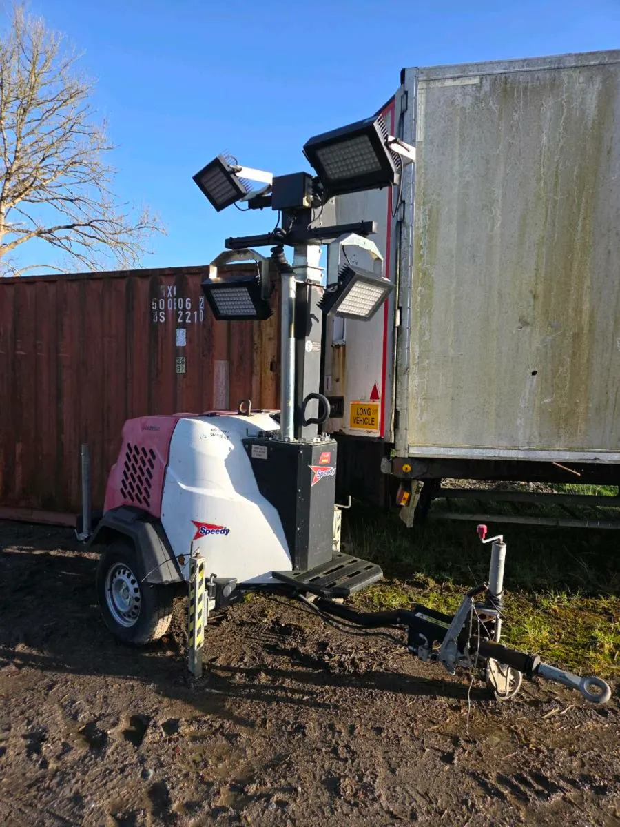 Lighting tower - Image 1