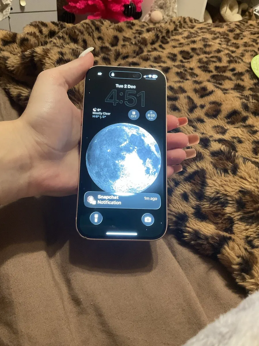 Pink iPhone 15 128gb - Image 3