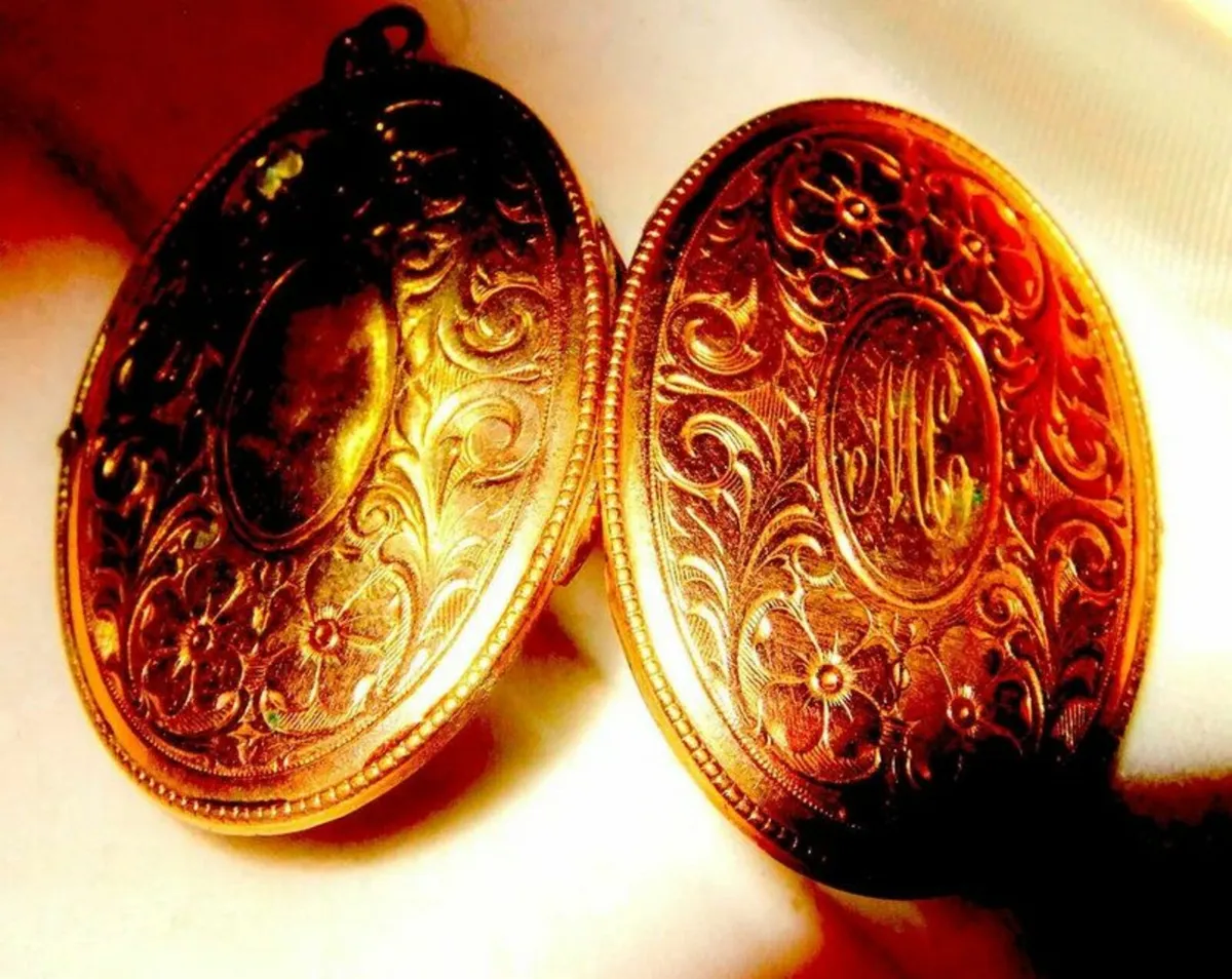 Large Vintage 9ct Gold Opening Locket - Image 1