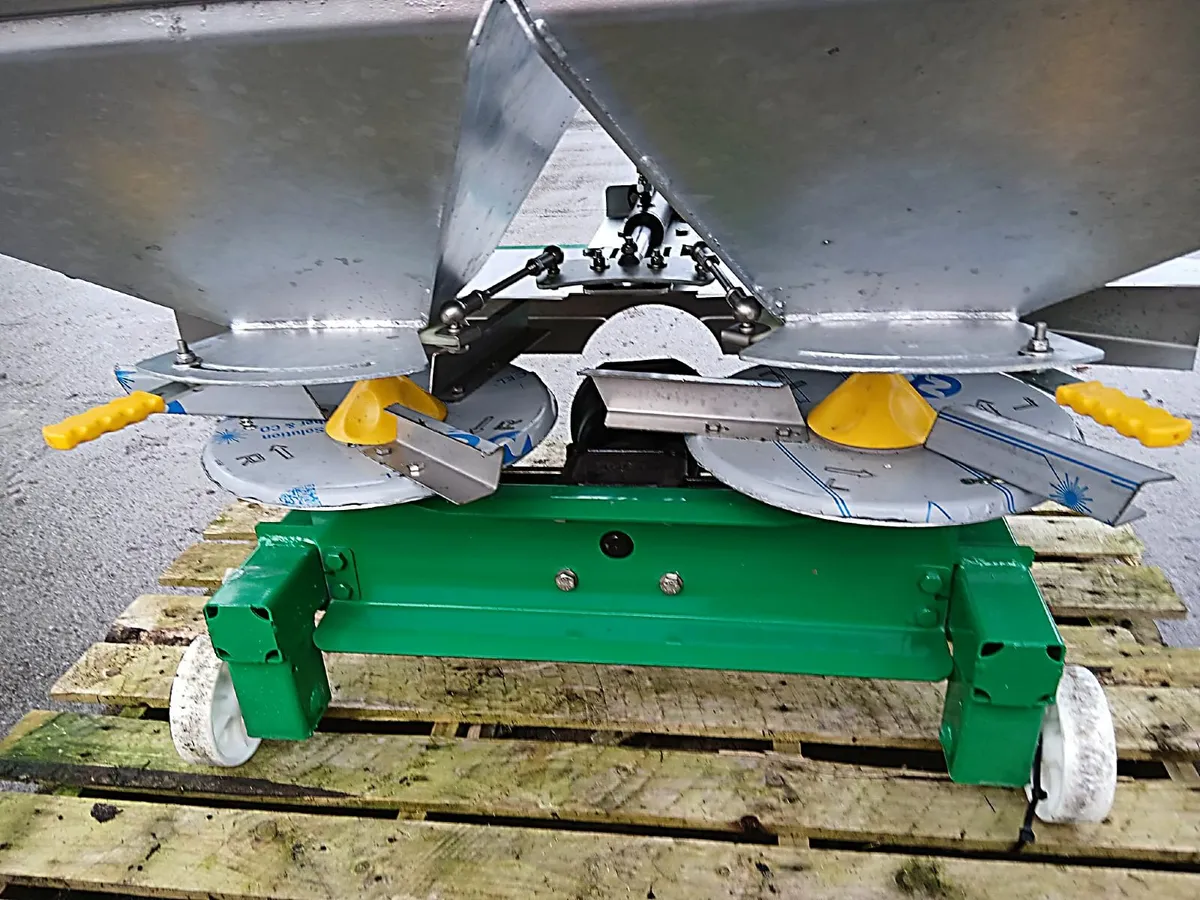 NEW AGRIONAL 1.25 TONNE FERT SPREADERS - Image 4