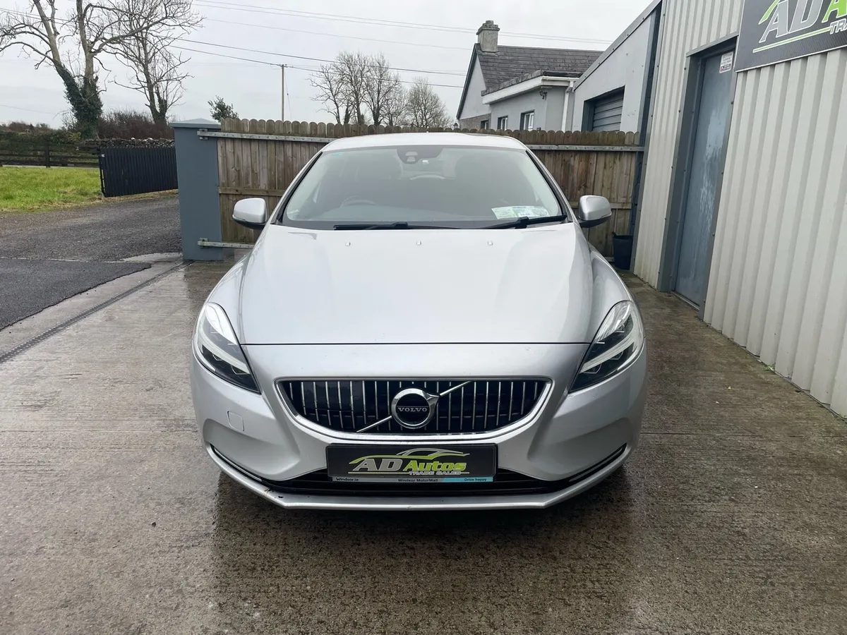 Volvo v40 - Image 2