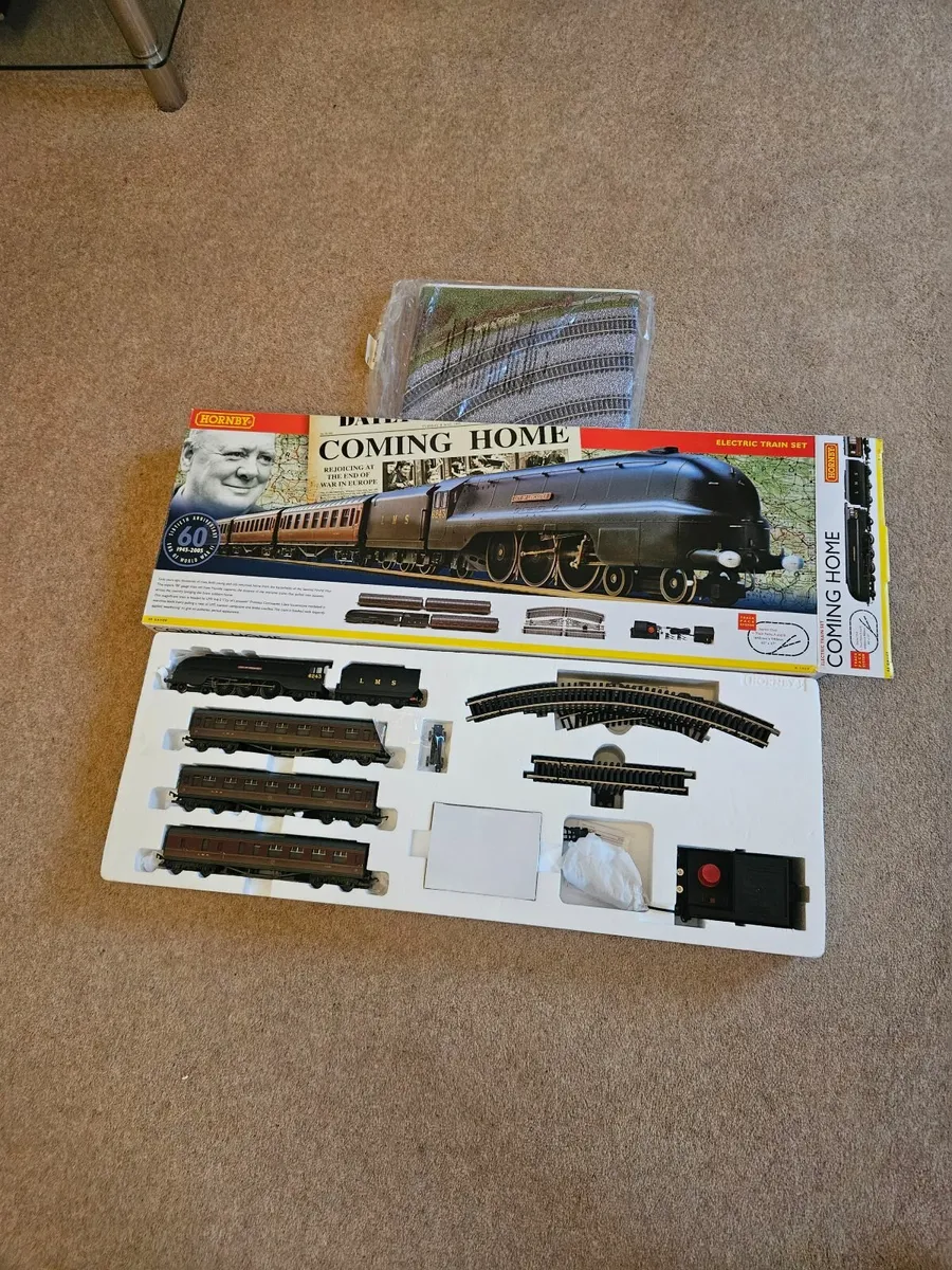 Hornby OO Gauge Train Set Coming Home - Image 1