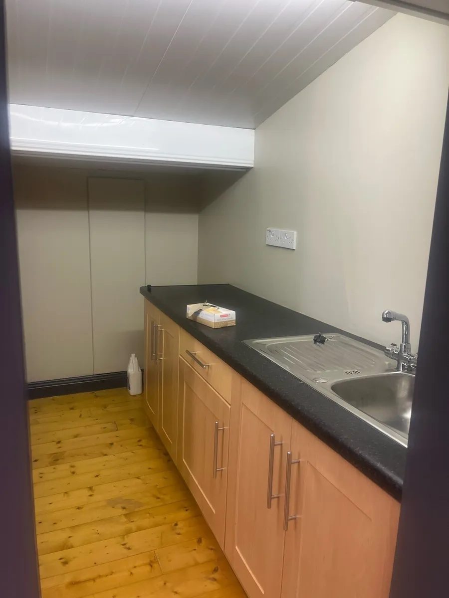 Office/ store / studio to let - Image 2