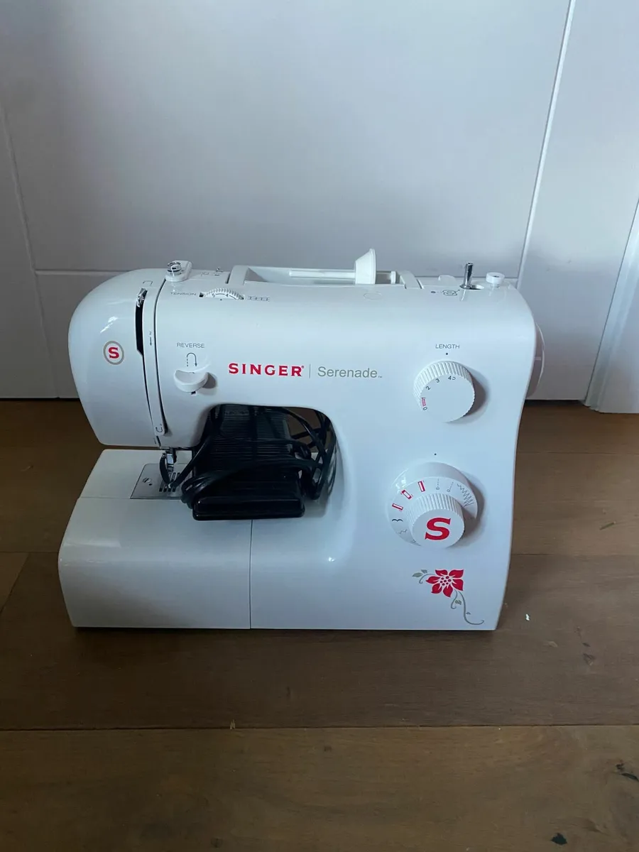 Singer sewing machine - Image 1