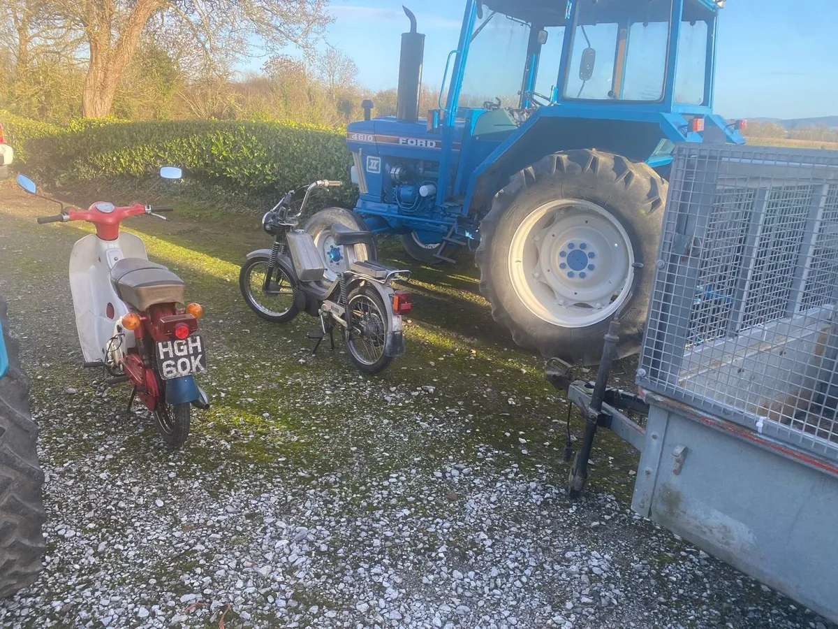 Tractors and motorcycles - Image 1