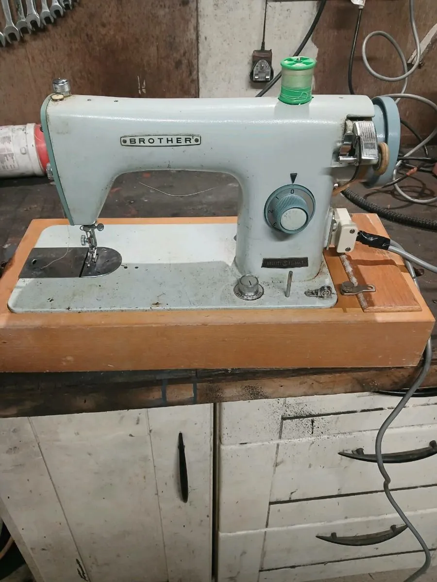 Vintage sewing machine - Image 1