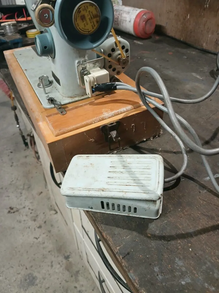 Vintage sewing machine - Image 2