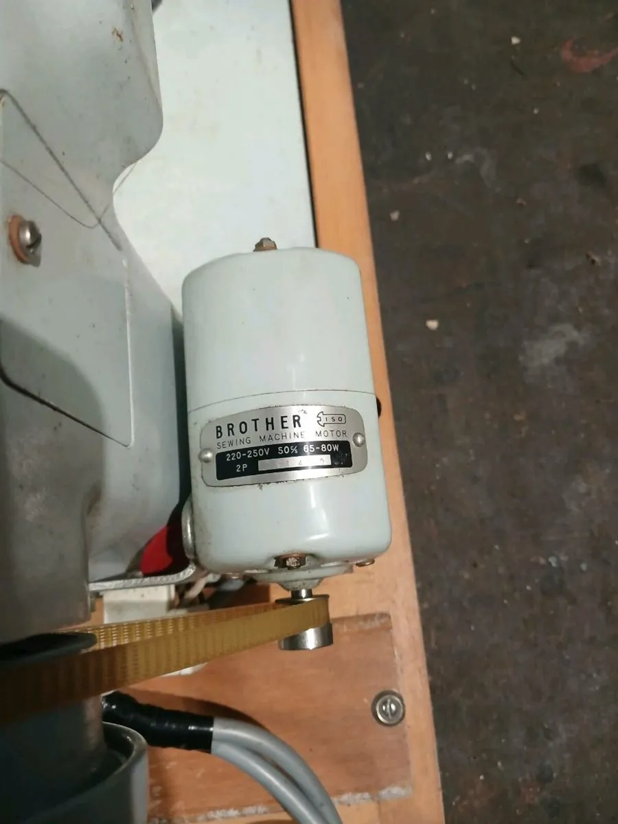 Vintage sewing machine - Image 3