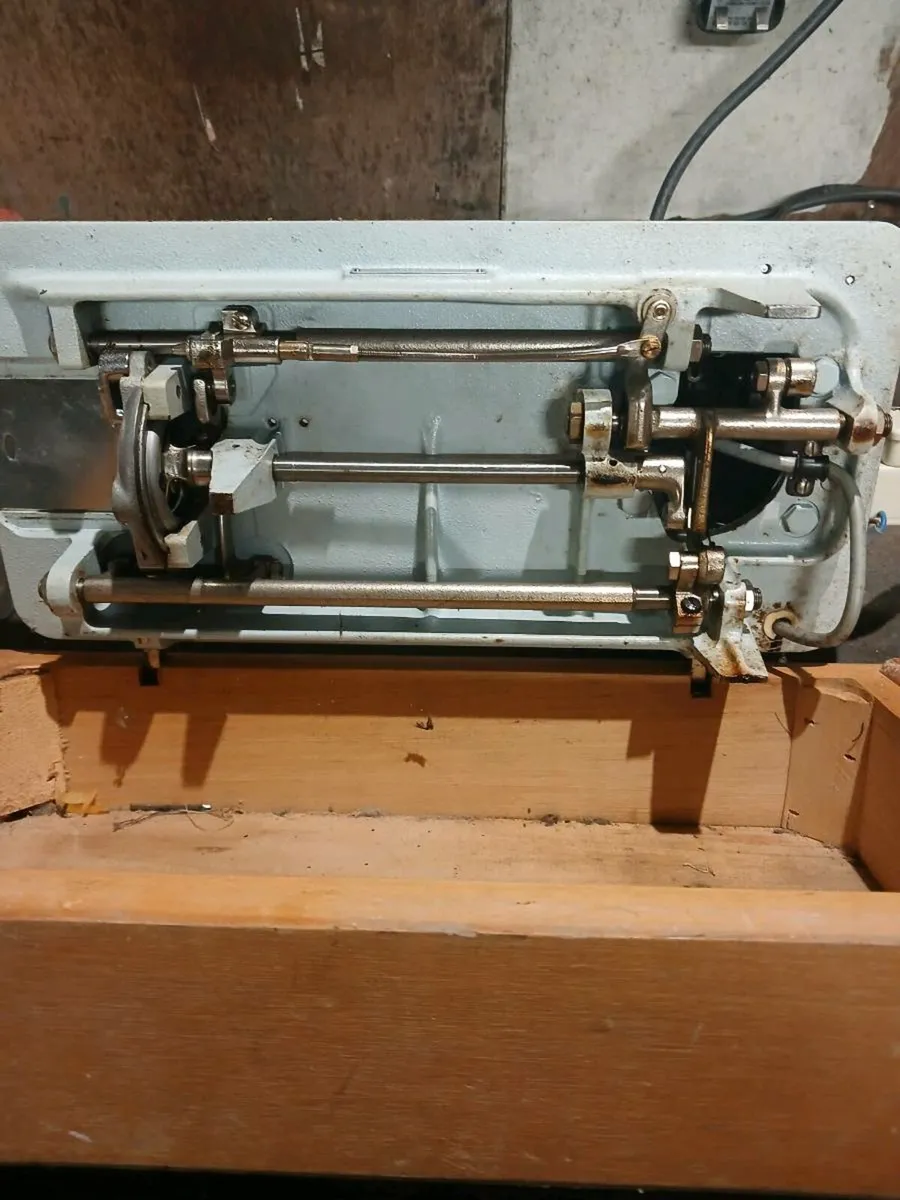 Vintage sewing machine - Image 4