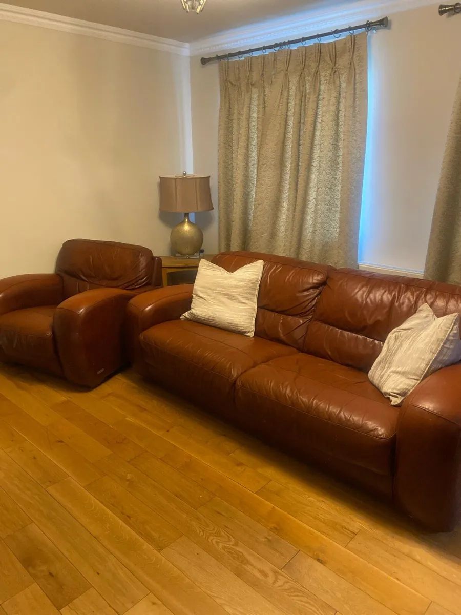 Suite of furniture - Image 1