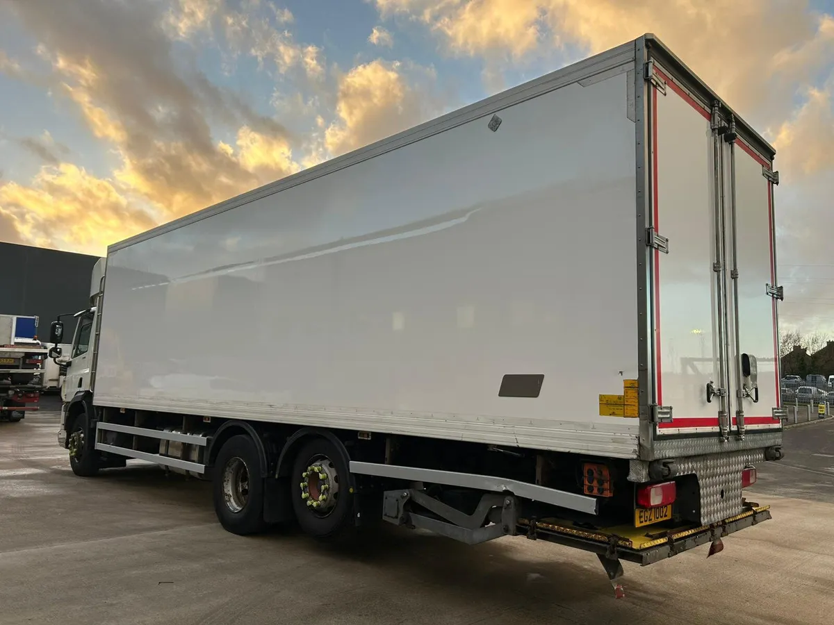 December 2016 DAF CF 330 6x2 Euro 6 - Image 4