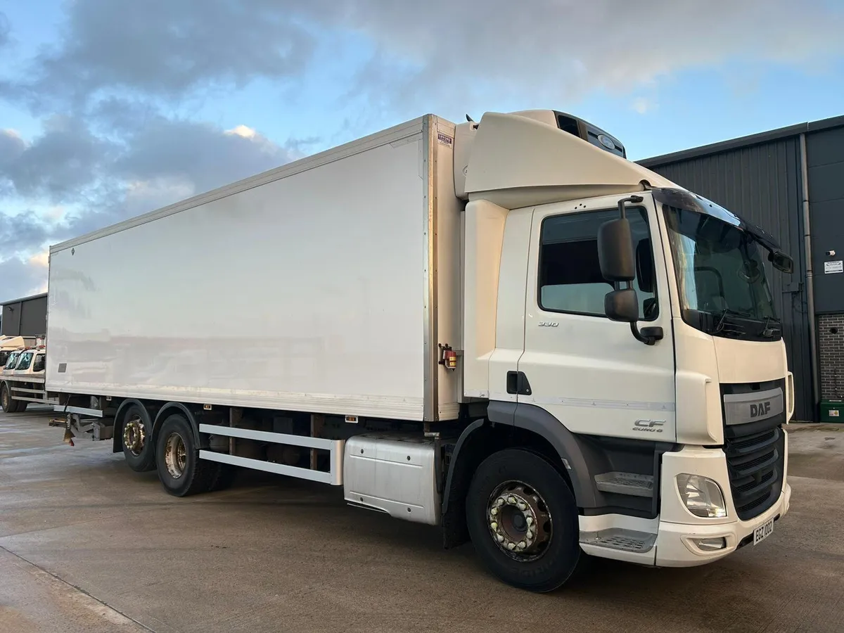 December 2016 DAF CF 330 6x2 Euro 6 - Image 1