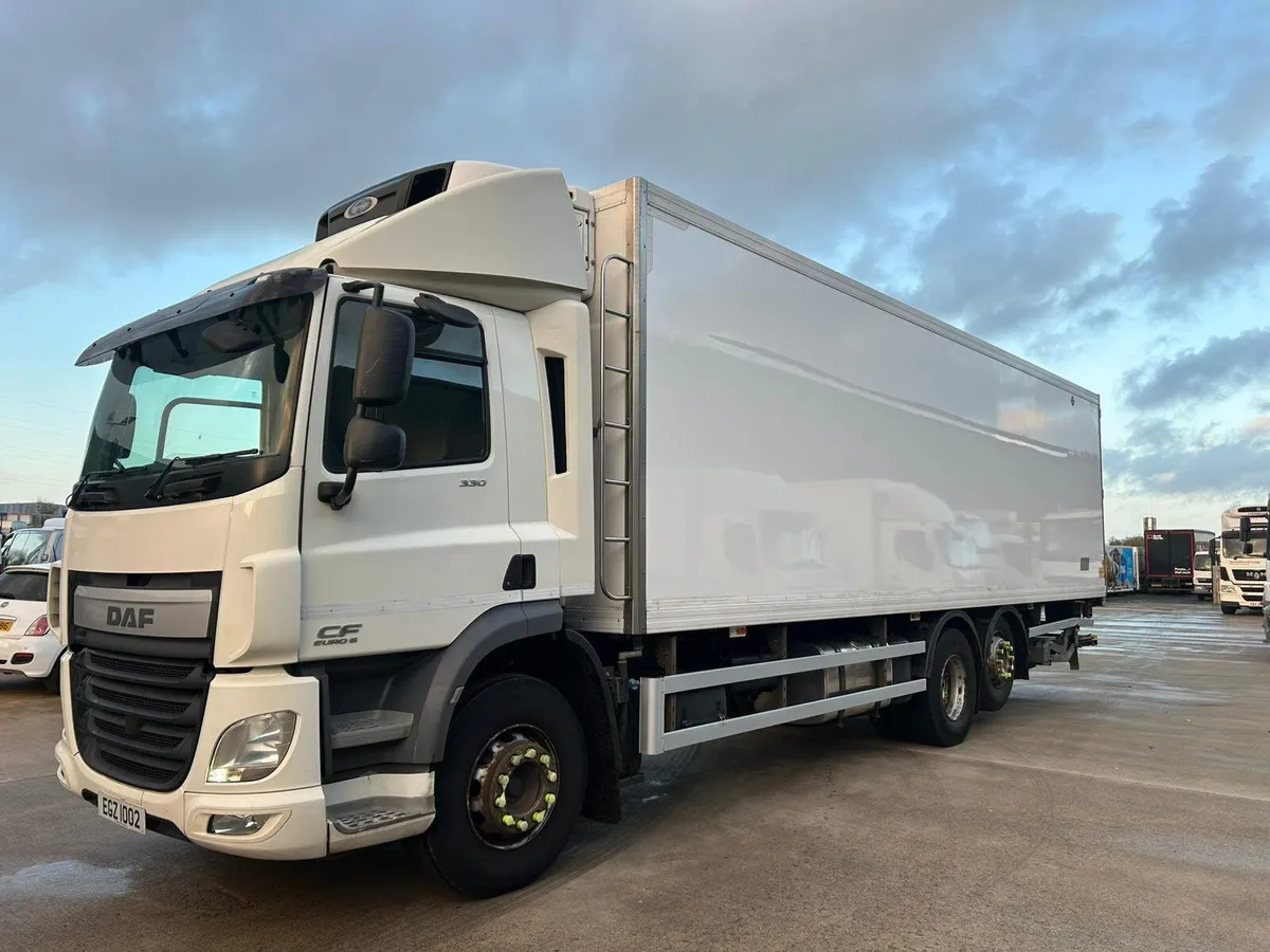 December 2016 DAF CF 330 6x2 Euro 6 - Image 2