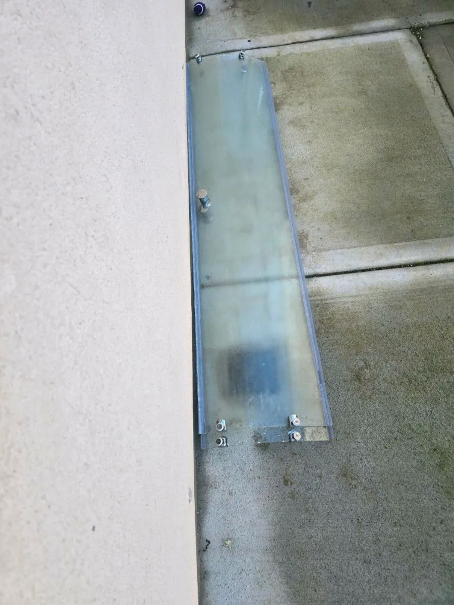 Bath screen and sliding doors - Image 1