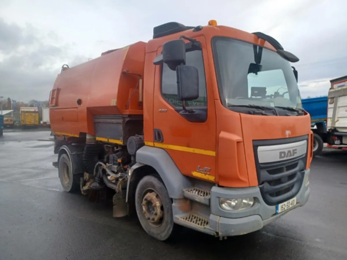 2015 Daf Lf 220 Fa 16t Sweeper For Auction - Image 2