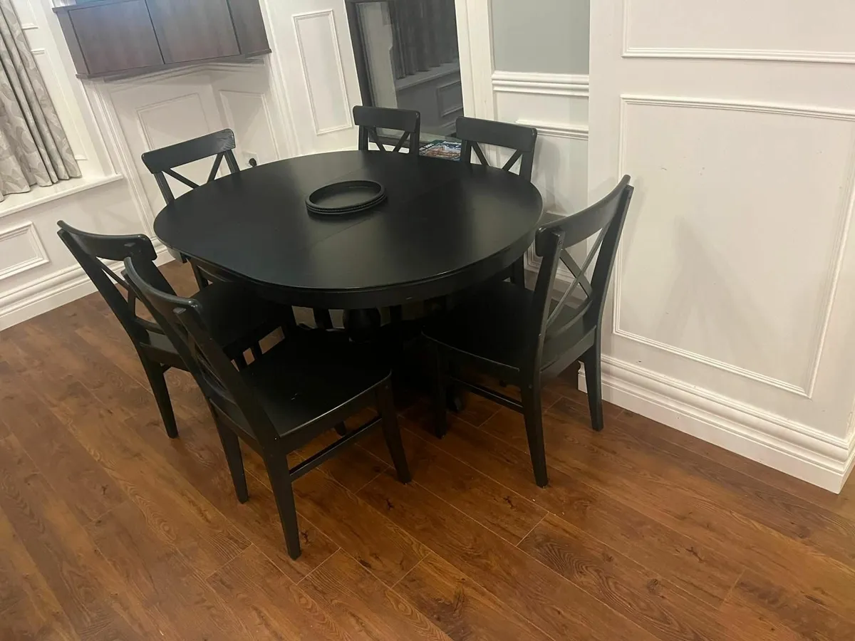 Extendable table and Chairs - Image 1
