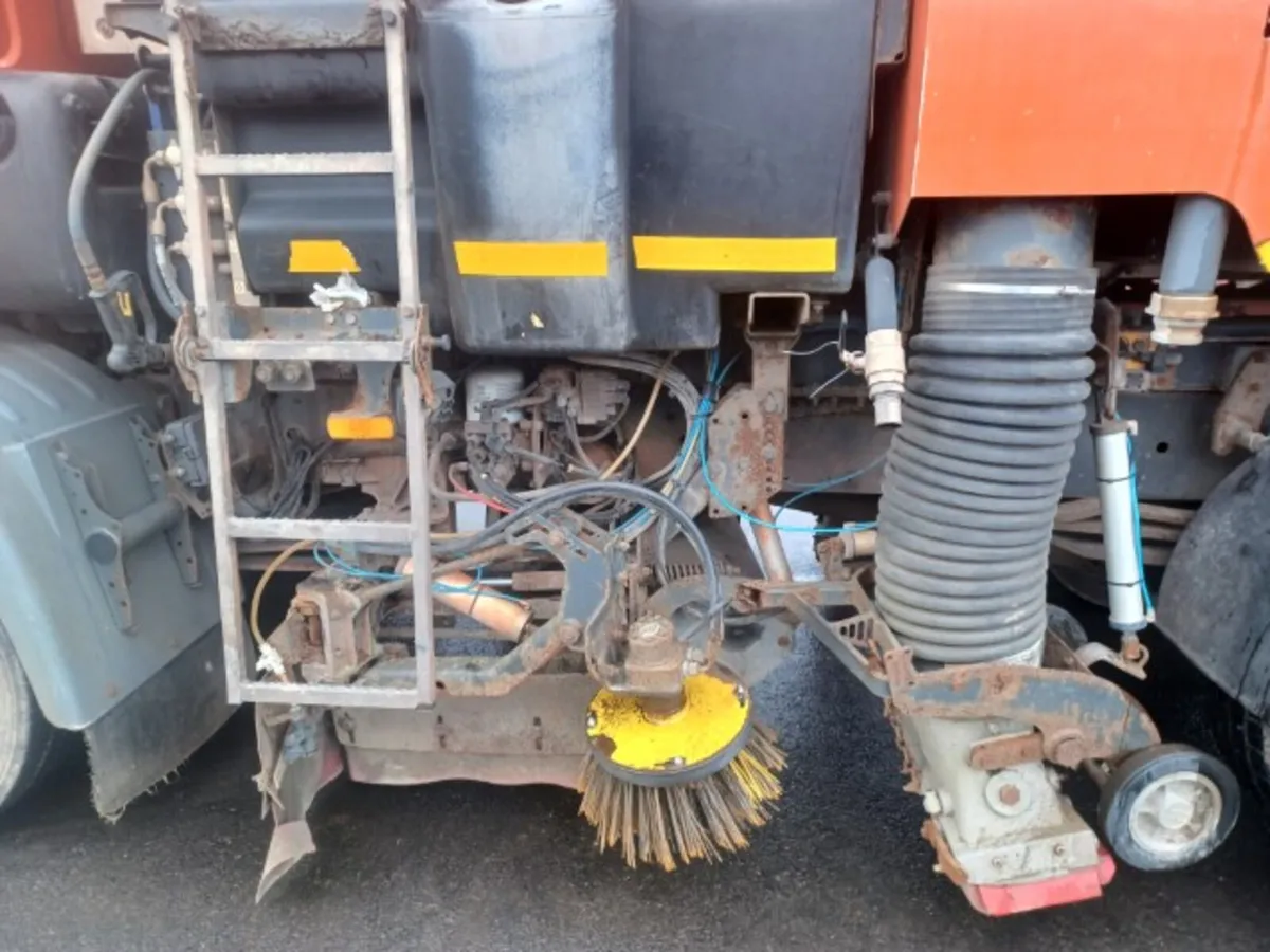 2015 Daf Lf 220 Fa 16t Sweeper For Auction - Image 4
