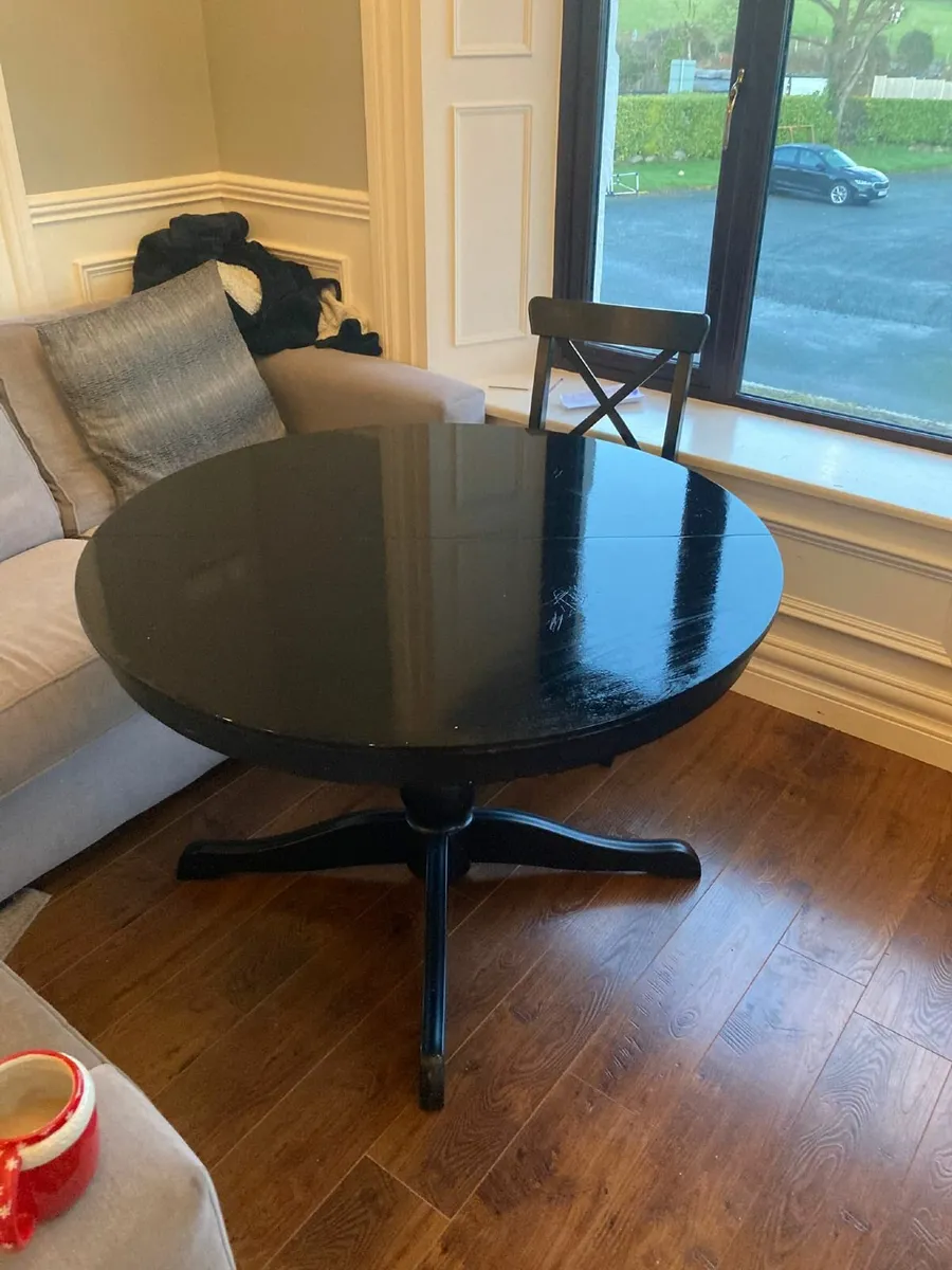 Extendable table and Chairs - Image 4