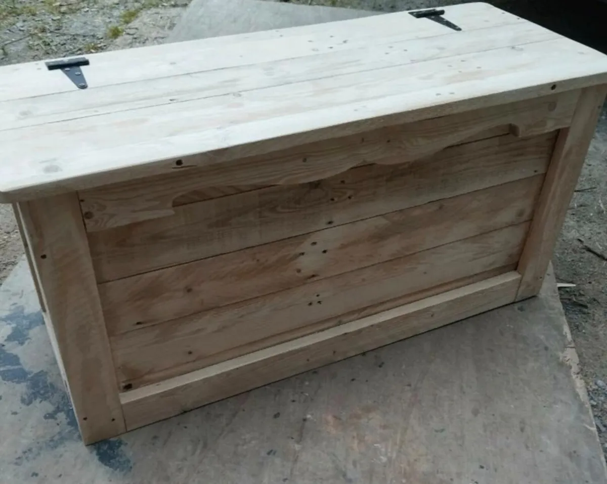 Handmade rustic blanket box - Image 3